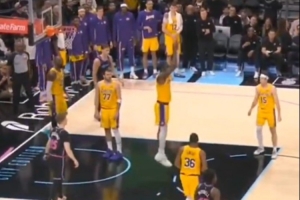 谜之操作！艾顿禁区内连续开合跳 通过对抗空气假装防守对手三分 - 资讯配图