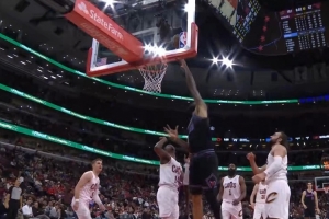 突然断电！骑士连续打铁失误 公牛疯狂反击迅速迫近比分 - 资讯配图