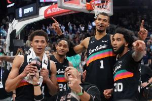 文班:我们身边全是天赋出众的队友 能派出五个防守顶尖的球员 - 资讯配图