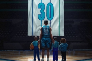 库里晒图祝贺老爸球衣退役：这位开创者的名字永远高悬于球馆上空 - 资讯配图