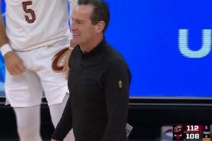 绝境哨音！哈登接球遭遇夹击 阿特金森及时喊停解围 - 资讯配图