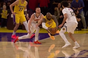 斯波:你必须尊重詹姆斯的竞争精神 飞身扑球展示了他有多么好胜 - 资讯配图