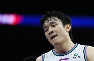 小丁退役！媒体人：时间从25岁一转眼就到了33岁 8年像被偷走一样 - 资讯配图