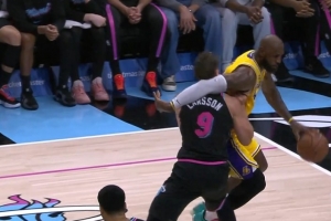 看着挺疼！詹姆斯转身击中拉松被吹进攻犯规 及时上前致意 - 资讯配图