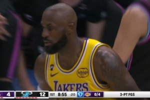 充满电了？詹姆斯接球顺下 腾空而起双手暴扣 - 资讯配图