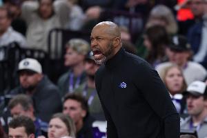 老库里球衣退役！莫斯利：他为人生活态度都很棒 也传承给了孩子 - 资讯配图