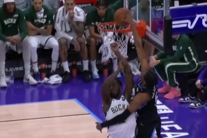 把替补席看嗨了！科迪威卷切直接起飞 单臂暴力隔扣普林斯！ - 资讯配图