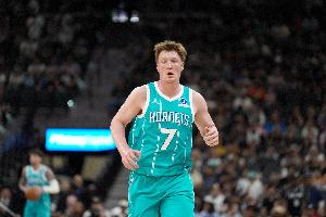 像克莱吗？克尼佩尔侧翼接球 速射三分命中还造犯规加罚也有 - 资讯配图