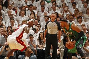 皮尔斯:就算詹姆斯今明两年再夺两冠 你仍然不能说他超越了乔丹 - 资讯配图