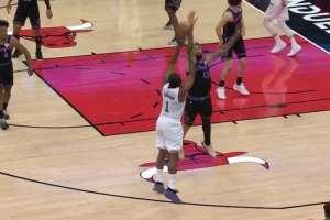 根本不讲道理！哈登找节奏迎着理查兹干拔三分再中 个人第5记！ - 资讯配图