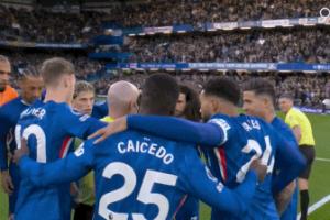 电讯报：切尔西赛前被提醒过不要对皮球围圈，但球员仍然围了裁判 - 资讯配图