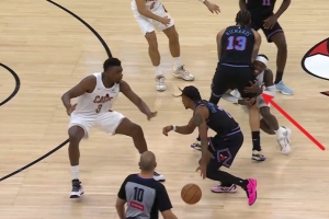 这下挺蛋疼~施罗德挤掩护时肩膀撞到理查兹裆部 被吹一级恶意犯规 - 资讯配图