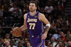 砍瓜喝水！东契奇三节砍本赛季第13次单场40+ 继续扩大领跑优势 - 资讯配图