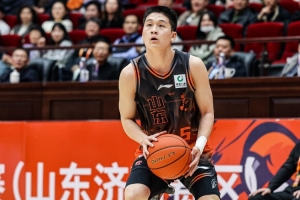 邱彪打趣：王证要加强力量&再自信点 打球没出汗 来发布会出汗了 - 资讯配图