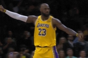 期待→懊恼→开心→兴奋！来看东契奇60分前后老詹表情细节变化！ - 资讯配图