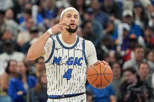 扔牙套了？萨格斯掩护时被对手推搡但裁判无视 愤怒抱怨领技犯 - 资讯配图