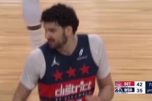 打架还打出气势来了！武克切维奇不规则抛投再进 奇才轰16-0！ - 资讯配图