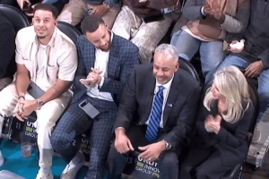 儿子们来啦！库里兄弟现身黄蜂主场 父亲戴尔·库里今天退役球衣 - 资讯配图