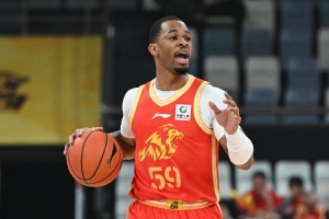 能冲击还能串联！塔克半场10中6拿下16分6助1断 - 资讯配图