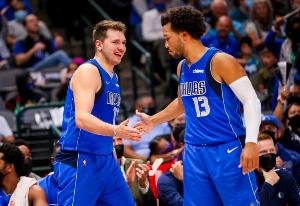 两人由独行侠选中！单场50分5板5断8三分仅3人 东契奇布伦森库里 - 资讯配图