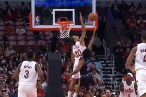 黄雀在后！塞克斯顿强攻顶开施罗德 但还是遭泰森遮天大帽 - 资讯配图