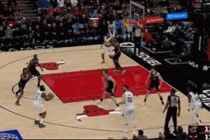 登哥发力了！哈登先是干拔3+1&再兜出来又中三分 连砍7分！ - 资讯配图