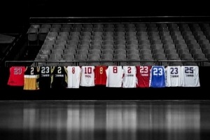 有何深意?丁彦雨航晒自己生涯球衣合照:2026.3.3丙午年正月十五 - 资讯配图