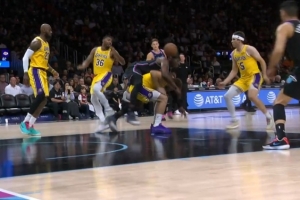 拼得很凶！阿德巴约抢球直接骑到东契奇身上 两人均有些不适 - 资讯配图