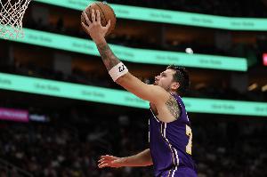 东契奇生涯第3次砍下60+ 追平埃尔金·贝勒并列NBA历史第6 - 资讯配图