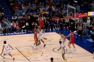 神来之笔！费尔斯运球对抗后脱手 随手一撩球直接掉进篮筐 - 资讯配图