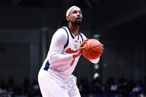 媒体人：萨林杰已经很努力了 但广东男篮在三分线外不断投丢 - 资讯配图