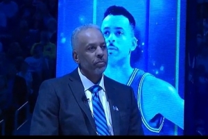 黄蜂名宿！戴尔·库里30号球衣今天被黄蜂退役 库里兄弟均到现场 - 资讯配图