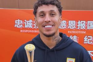 当选直播吧第2轮中超最佳!克雷桑晒奖杯:非常高兴获直播吧最佳 - 资讯配图