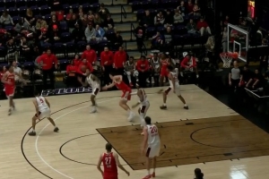 赶快调整状态！杨瀚森要位接传球脱手差点失误 好在队友拿回来 - 资讯配图