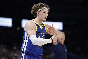 效果一般!波杰姆斯基10中4得15分6板3助 很积极有1断1帽 - 资讯配图