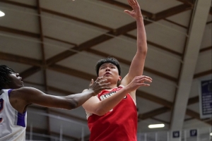 摸不到球!杨瀚森上半场4投3中拿到6分7板 抢到3个前场篮板 - 资讯配图