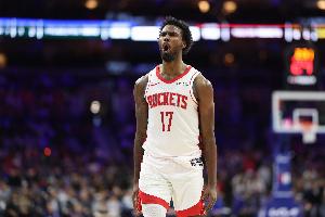 乌度卡：伊森在防守端依然出色 希望他回归替补角色适当放松调整 - 资讯配图