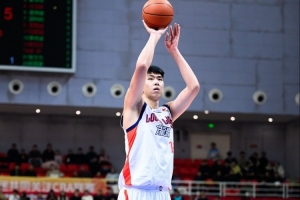 就这么点时间？徐昕半场仅出战6分钟 2中1拿到2分1板 - 资讯配图