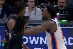 火爆纽约德比！阿努诺比推搡克拉克斯顿再起冲突 双方均领到技犯 - 资讯配图