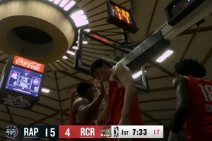 首当其冲！杨瀚森被吹防守犯规&队友给安抚 随后被换下 - 资讯配图