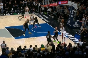 反超2分！克林根好掩护 格兰特兜出来底角三分命中！ - 资讯配图