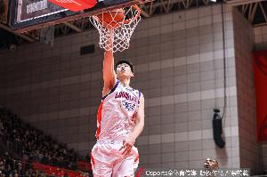 上场就有震慑力！徐昕出战12分钟 5中2拿到6分4板3帽 - 资讯配图