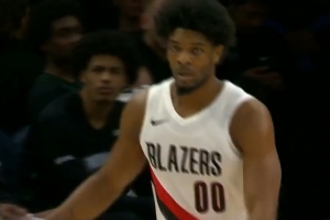 大刀阔斧！亨德森中路突破挤过防守人 起飞单臂暴力劈扣！ - 资讯配图