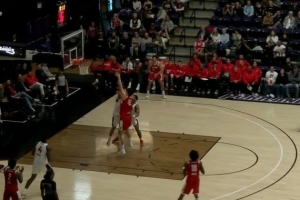 最后手感还蛮柔和！杨瀚森分球差点失误 误打误撞前后转身小抛投 - 资讯配图