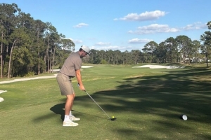 你也手痒了？东契奇社媒晒自己在户外打高尔夫球 - 资讯配图