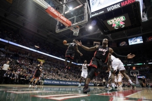 韦德打趣:等老詹2038年退役 希望他将经典空接照签名后送我 - 资讯配图