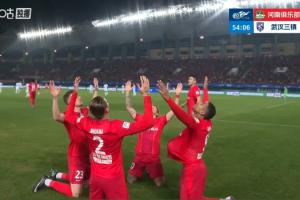 打破僵局！古斯塔沃头槌破门，方镜淇扑了一下未能阻止球入网 - 资讯配图