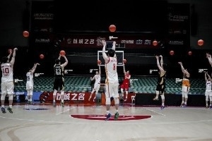 丁彦雨航:退役让我一夜之间长大了 爱让我轻轻地放下 - 资讯配图