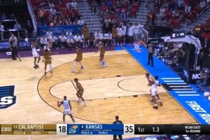 彼得森高难度顶投三分压哨命中 堪萨斯大学上半场领先20分 - 资讯配图