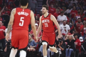 范弗里特:申京防守和以前一样但肯定能变更好 他又不是完全不防 - 资讯配图